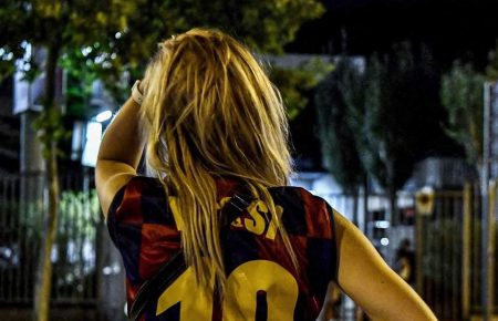 Уболівальники «Барселони» вимагають повернути Мессі: біля стадіону кілька днів збираються фанати