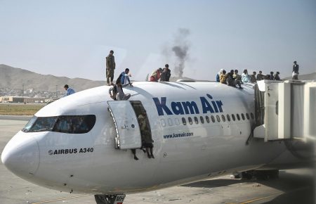 В аеропорту Кабула за кілька днів вбиті 12 людей, таліби закликають усіх розходитися