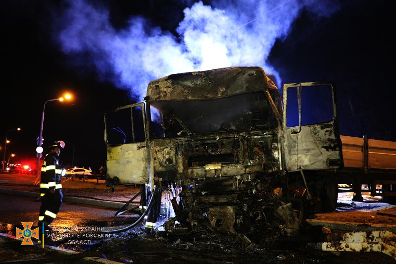 В Днепре столкнулись 4 грузовика: один водитель погиб, 4 человека госпитализировали