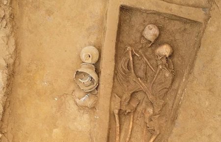 «У вічних обіймах» — у Китаї знайшли поховання пари віком 1,5 тисячі років