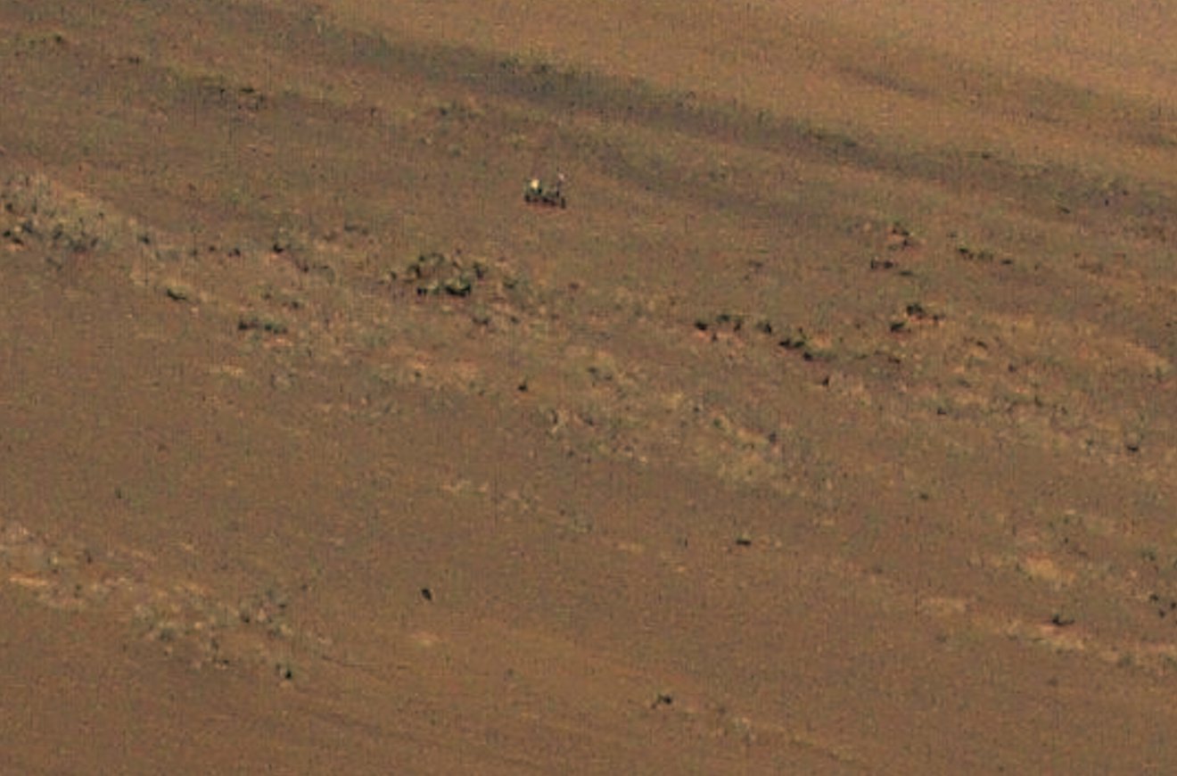 Мини-геликоптер сделал фотографию марсохода NASA на Красной планете