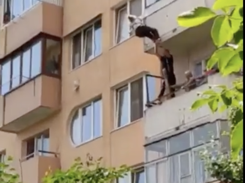 На Тернопольщине 81-летняя женщина выпала с балкона и зацепилась за веревки для сушки белья (видео) — ГСЧС