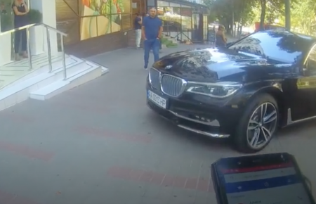 В Киеве владелец оружейного магазина с газовым баллончиком набросился на инспектора по парковке — Кличко (видео)