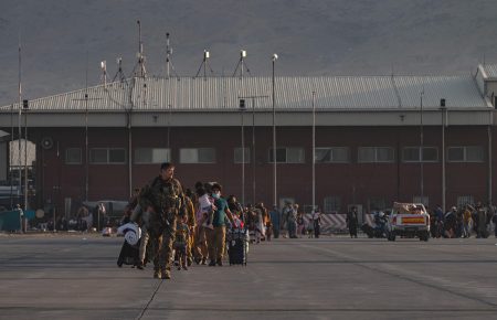 США почали виводити свої війська з аеропорту Кабула