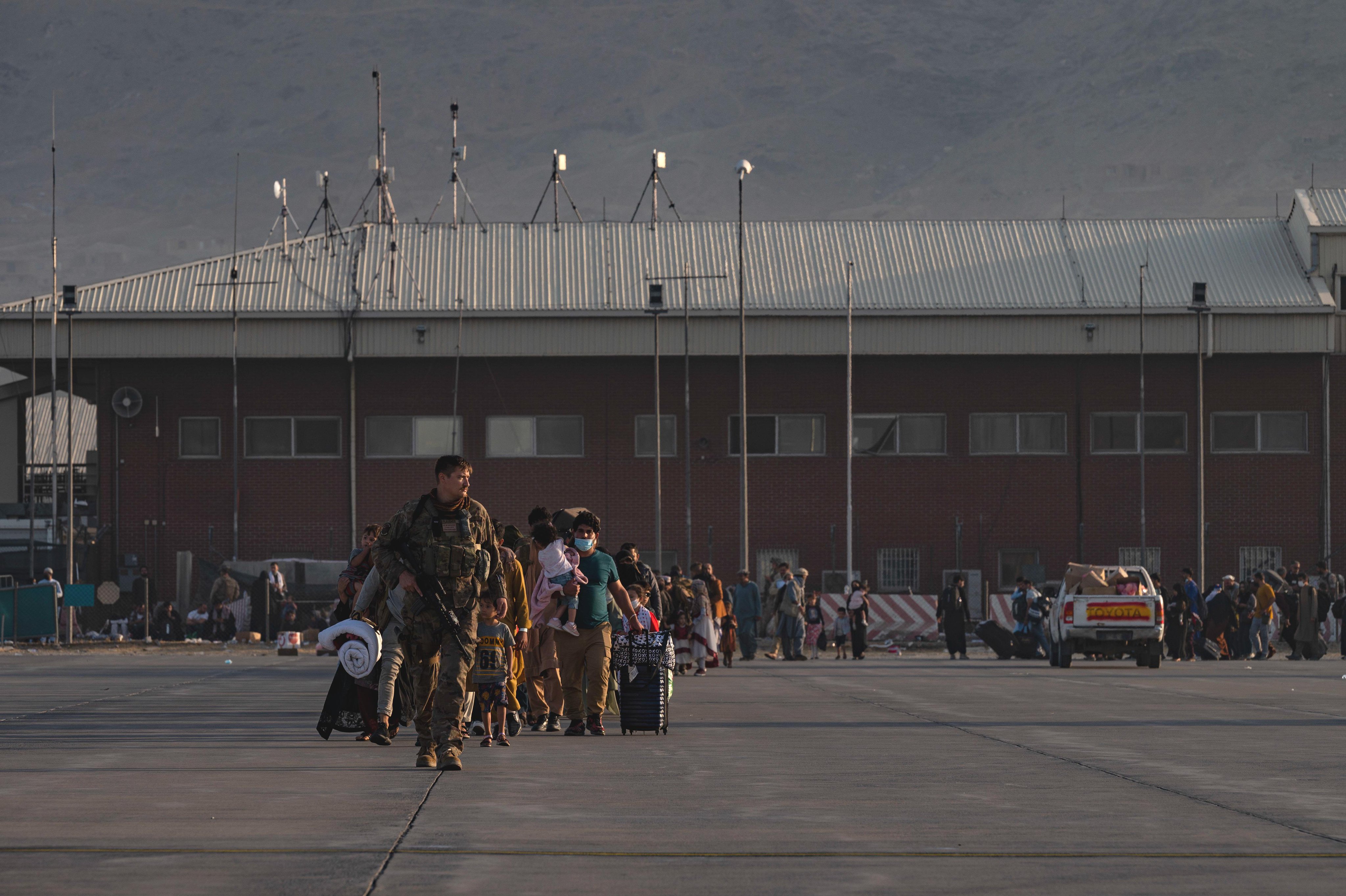 США почали виводити свої війська з аеропорту Кабула