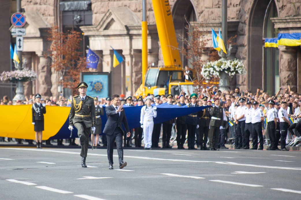 Зеленский во время выступления подписал указ о начале празднования Дня украинской государственности