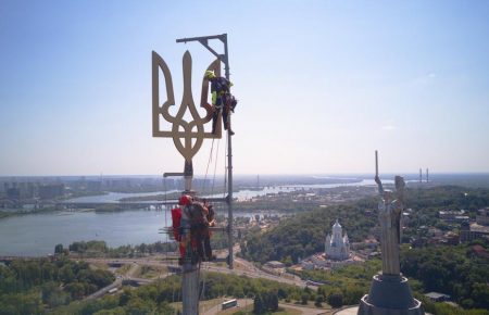 В Киеве на флагштоке самого большого флага страны установили новый трезубец — Кличко опубликовал видео