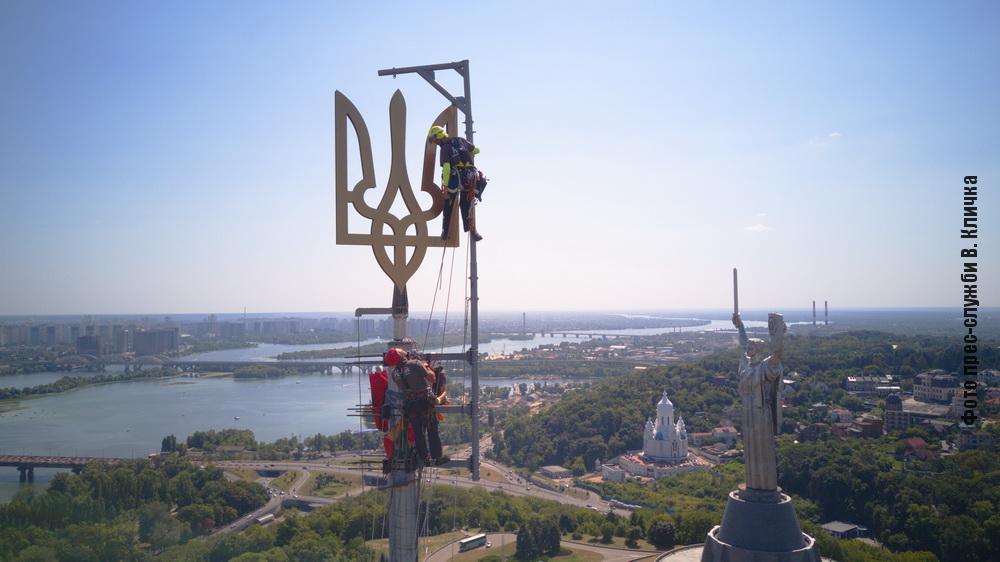 В Киеве на флагштоке самого большого флага страны установили новый трезубец — Кличко опубликовал видео