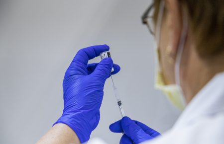 МОЗ рекомендує робити друге щеплення вакциною CoronaVac через 14 днів