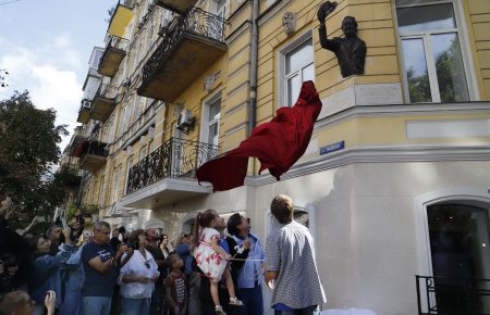 У Києві відкрили дошку-барельєф на честь українського актора Богдана Ступки