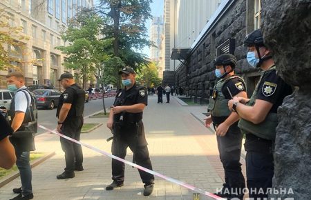 В Киеве мужчина возможно со взрывным устройством угрожает взорвать Кабмин — полиция