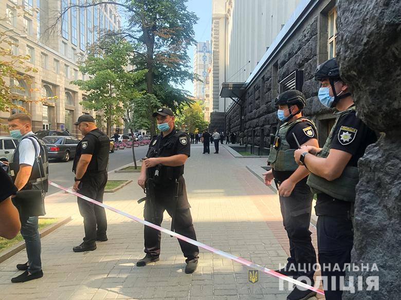 В Киеве мужчина возможно со взрывным устройством угрожает взорвать Кабмин — полиция