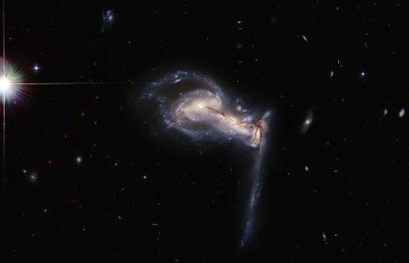 Телескоп Hubble сфотографировал спиральную галактику в созвездии Часы