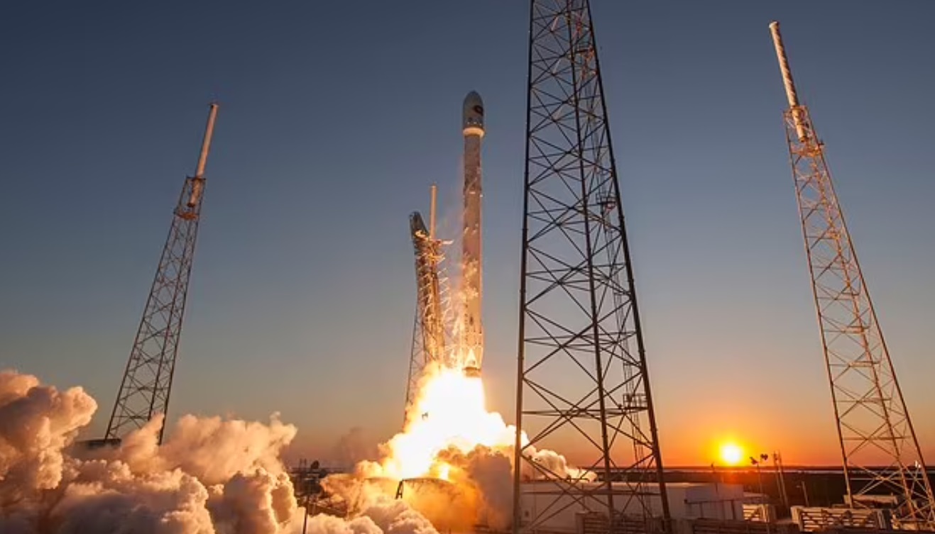 SpaceX планує запустити супутник для трансляції реклами у космосі
