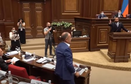 У парламенті Вірменії депутати закидали один одного пляшками