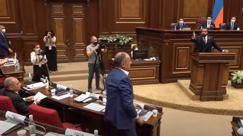 У парламенті Вірменії депутати закидали один одного пляшками