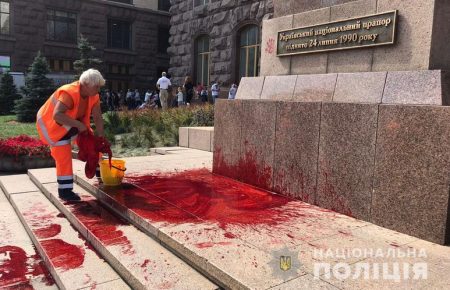 У Києві чоловік облив фарбою флагшток біля КМДА