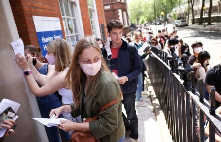 Знижки на таксі та доставку їжі: у Британії молодь заохочують вакцинуватися