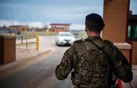 У США закрили військову базу через двох озброєних людей на території