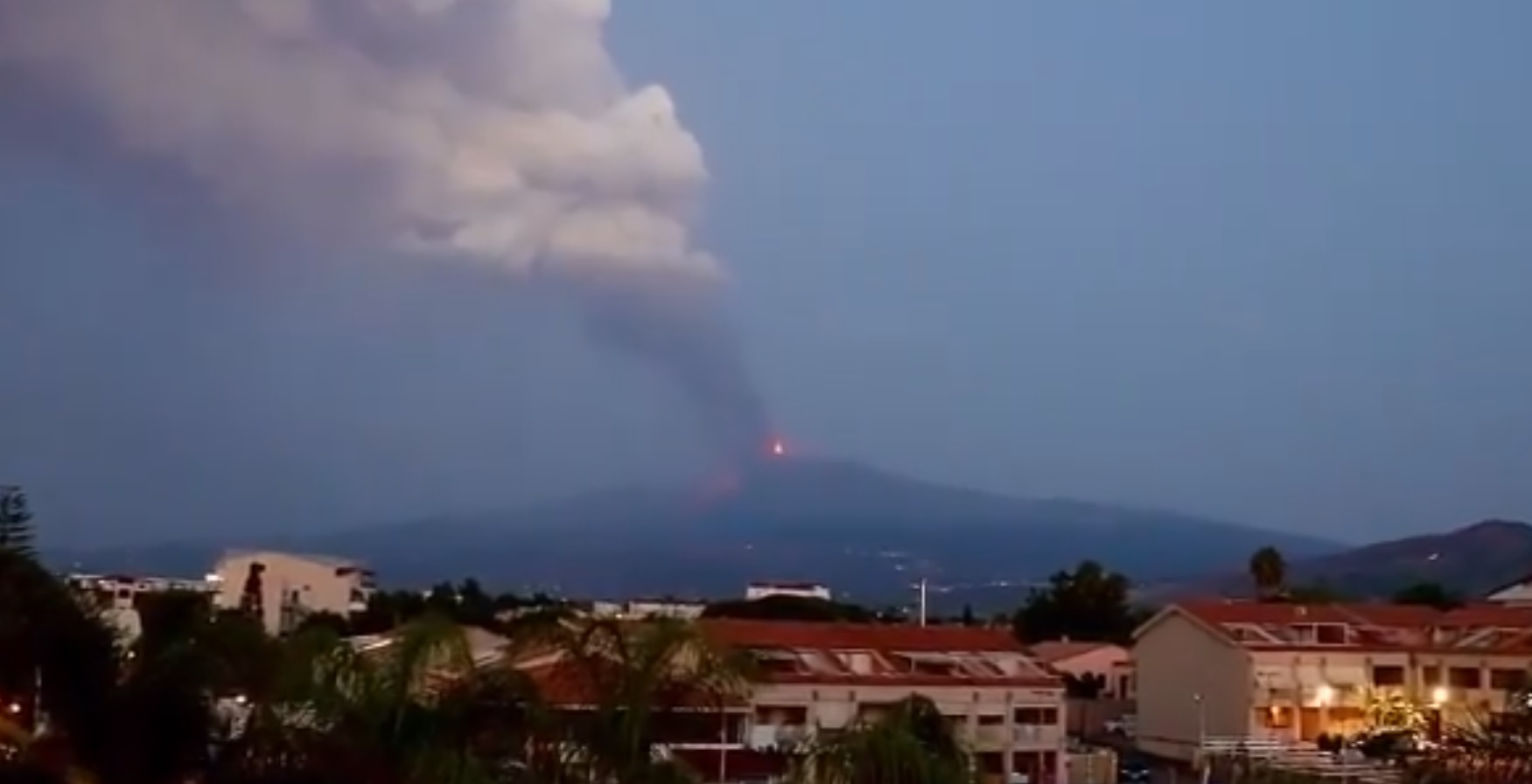 На Сицилии произошло извержение вулкана Этна, ближайший город накрыло пеплом (видео)