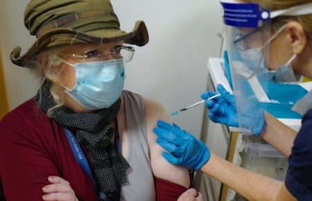 У Британії почали щепити третьою дозою COVID-вакцини