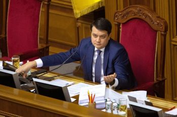 Регламент не забороняє спікеру вживати конкретні слова — аналітик про сигнали, які Разумков подає депутатам під час голосування Регламент не забороняє спікеру вживати конкретні слова — аналітик про сигнали, які Разумков подає депутатам під час голосування