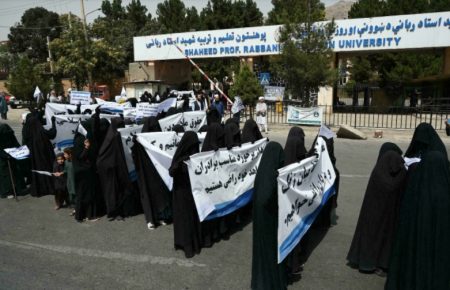 Жінки у нікабах влаштували демонстрацію «на підтримку талібів» у Кабулі (ВІДЕО)