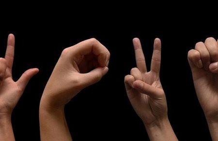 Близько мільйона українців мають порушення слуху: для третини жестова мова — рідна для спілкування — Шевченко