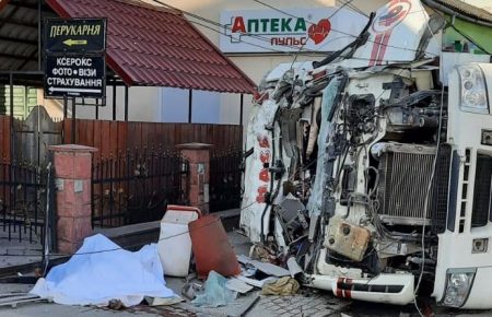 На Львівщині вантажівка в'їхала у магазин: четверо людей загинули