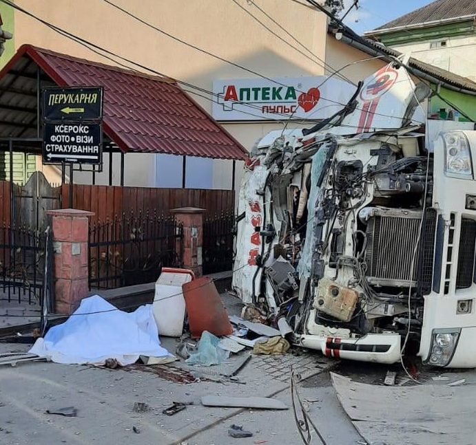 На Львівщині вантажівка в'їхала у магазин: четверо людей загинули