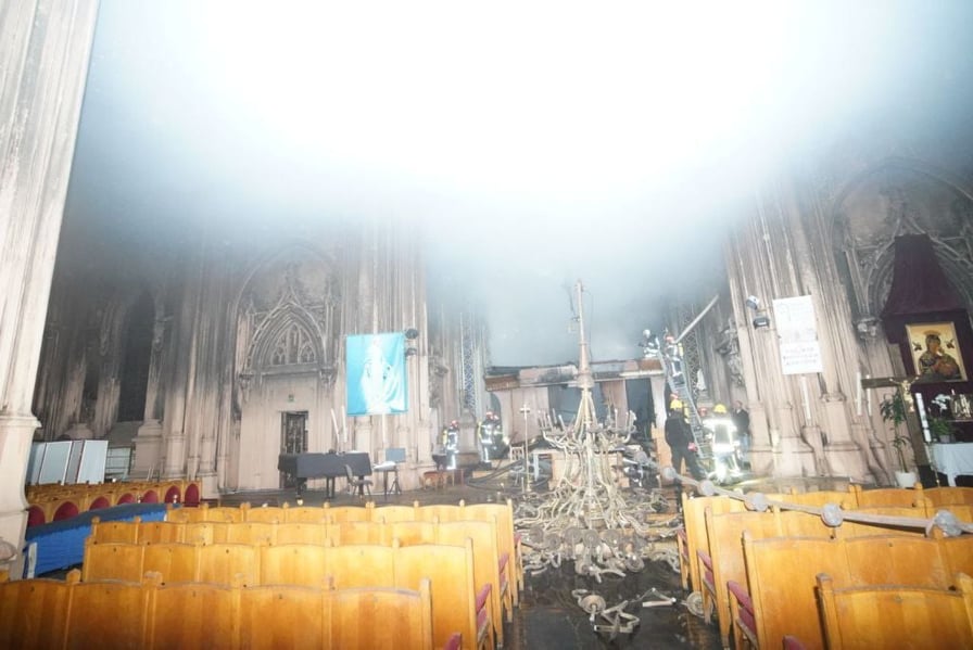 Попередньо пожежу у Костелі св. Миколая у Києві спричинило коротке замикання в органі — глава МВС
