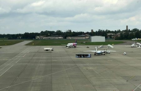 У Львові літак Wizz Air здійснив аварійну посадку проблеми з керуванням передньою стійкою шасі