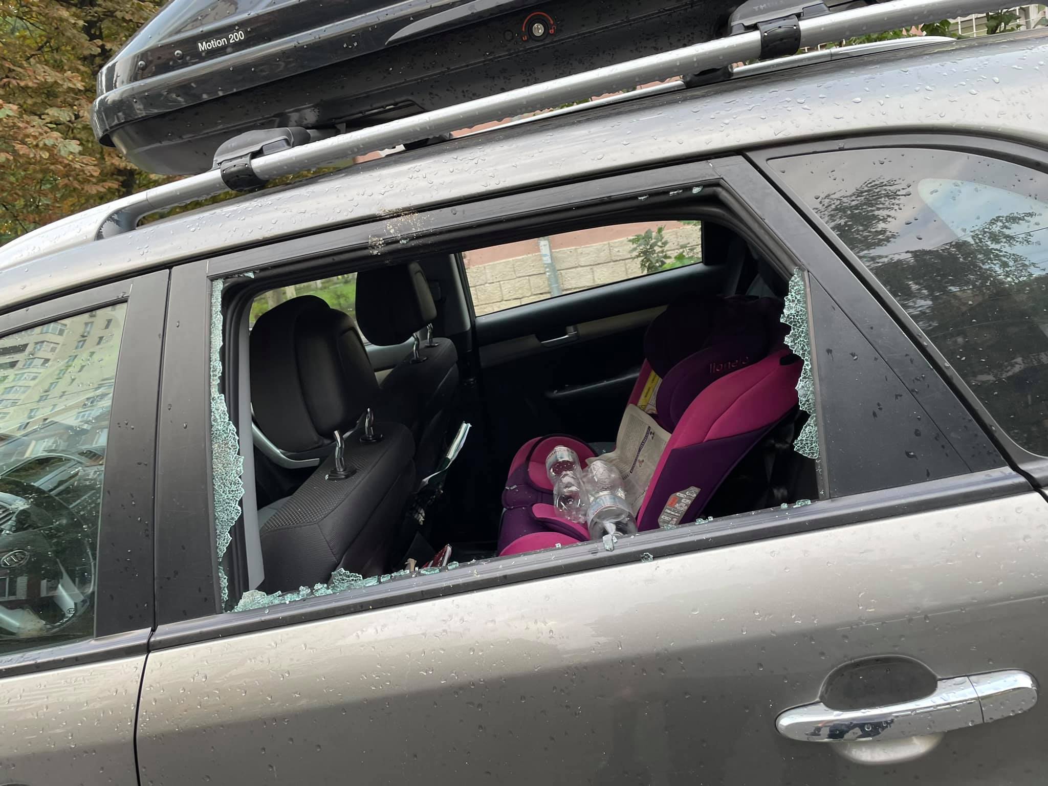 В Киеве продюсеру группы «Антитела» кирпичом разбили окно машины