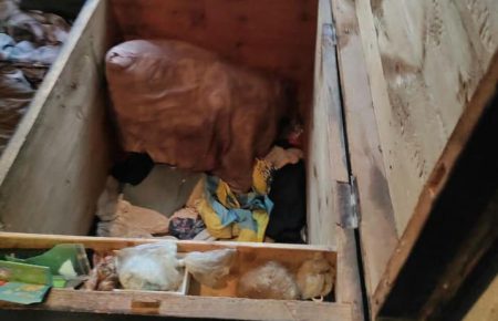 У селі на Донеччині двох дітей, яких розшукували батьки, знайшли у будинку у скрині без ознак життя