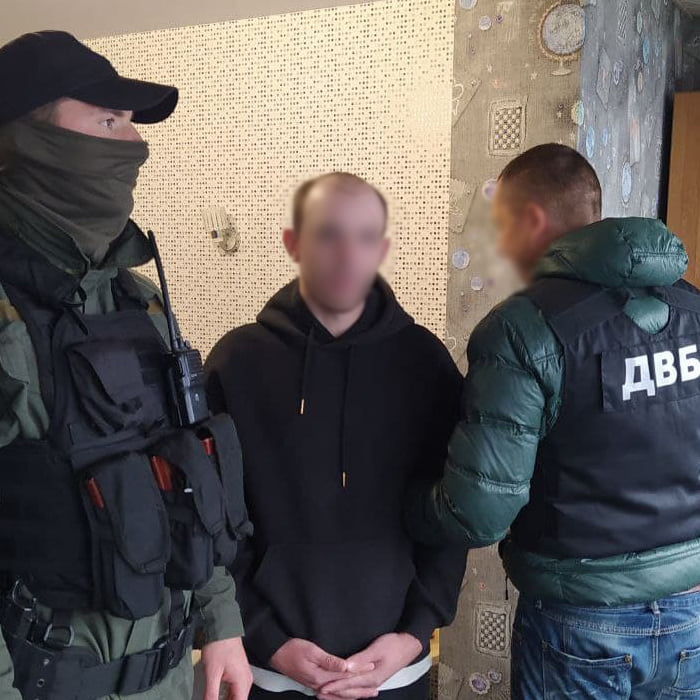 В Киеве таксисты под видом полицейских занимались вымогательством у наркодилеров