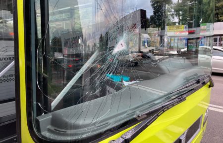 У Києві невідомі побили вітрові вікна у нових автобусах (фото)