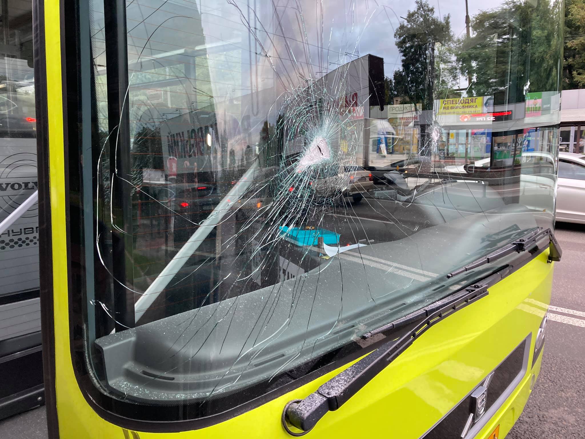 У Києві невідомі побили вітрові вікна у нових автобусах (фото)