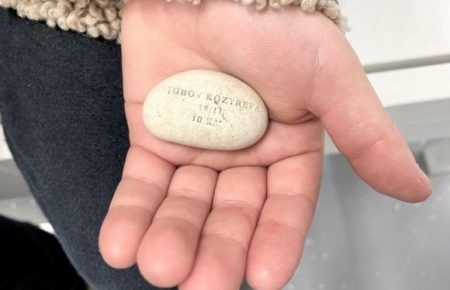 В Финляндии 6-летний мальчик нашел камень с именем советской лыжницы — музей ищет информацию об истории находки