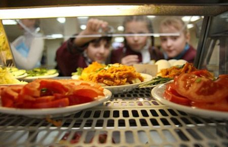 Із 1 вересня в українських школах набувають чинності нові норми харчування