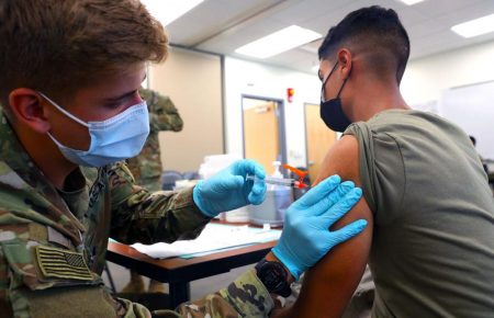 У США військові, які не вакцинуватимуться проти COVID-19, можуть понести адміністративне покарання