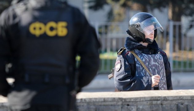 «Мама подзвонила і сказала, що невідомі вибивають двері»: в окупованому Криму ФСБ прийшла з обшуком до матері добровольця Краснова