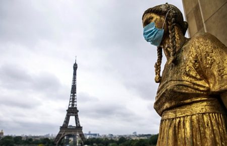 Во Франции будут отстранять от работы невакцинированных медиков