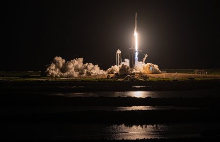 SpaceX успешно запустила миссию Inspiration4 с первым гражданским экипажем (фото, видео)
