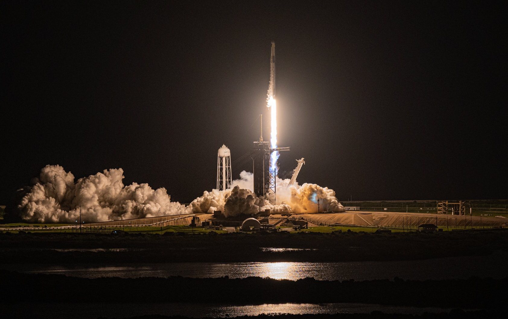 SpaceX успішно запустила місію Inspiration4 із першим цивільним екіпажем (ФОТО, ВІДЕО)