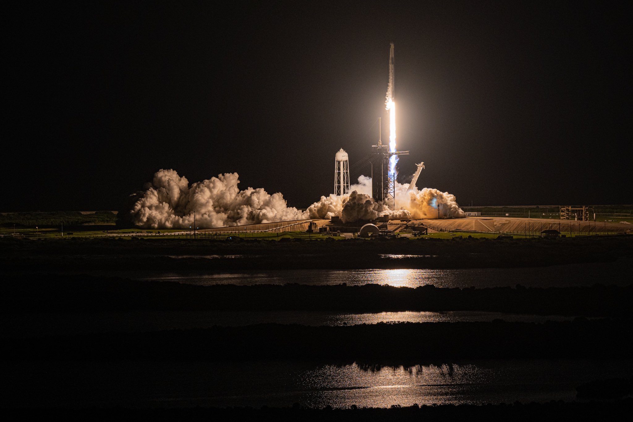 SpaceX успешно запустила миссию Inspiration4 с первым гражданским экипажем (фото, видео)