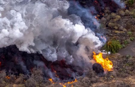 Извержение вулкана на Канарах: лава движется к морю, эвакуировали 6 тысяч человек (фото, видео)