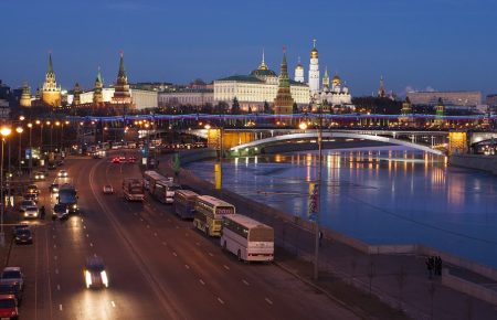 Москву атакували безпілотники, один з дронів впав неподалік Міноборони РФ