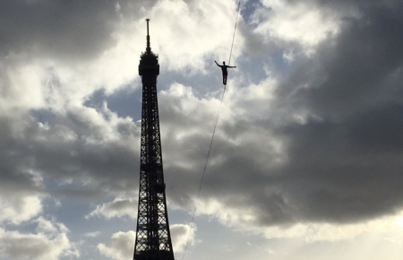 На висоті 70 метрів: у Парижі канатоходець пройшов по тросу від Ейфелевої вежі до театру Шайо
