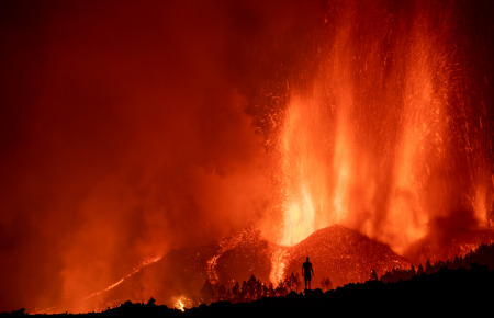 Виверження вулкану на Канарських островах: лава зруйнувала сотні будинків, понад 5 тисяч людей евакуйовані