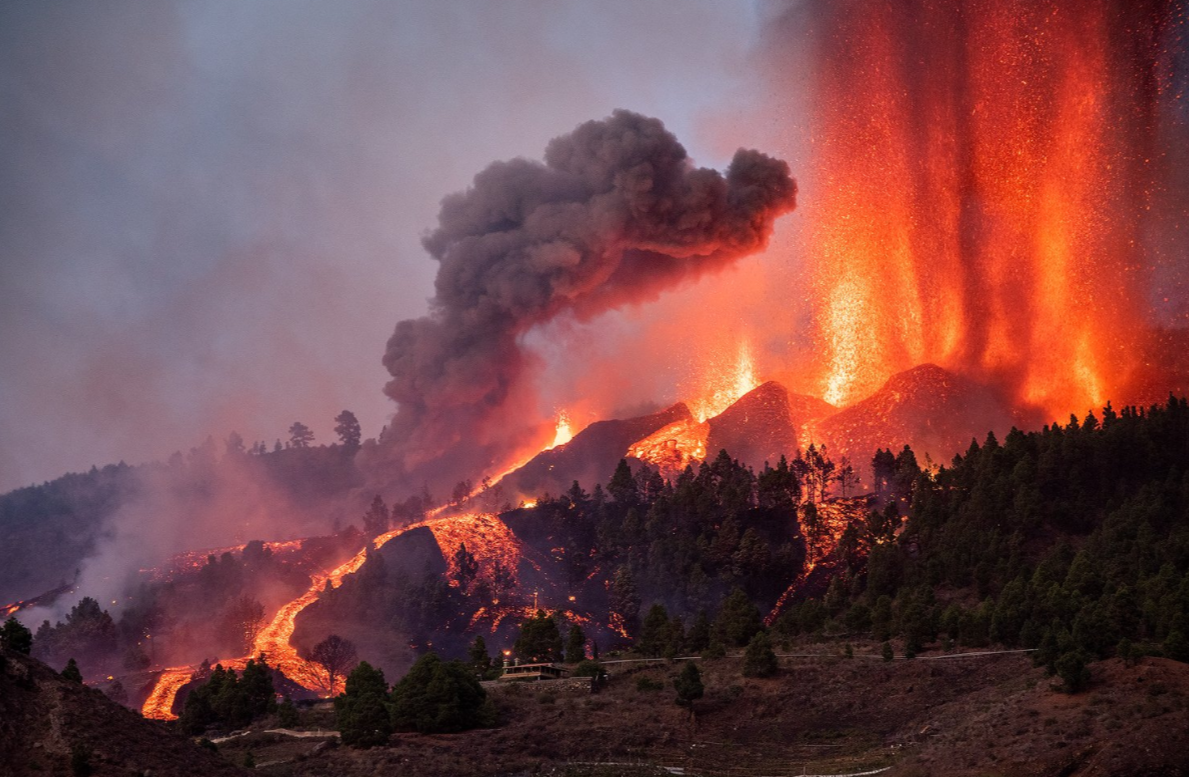 Вибухи та хмари токсичного газу: на Канарських островах лава наближається до океану